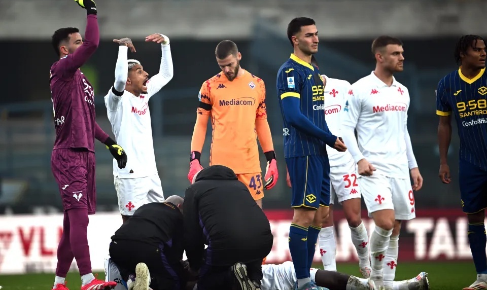 De Gea hot hoang khi dong doi do guc tren san hinh anh