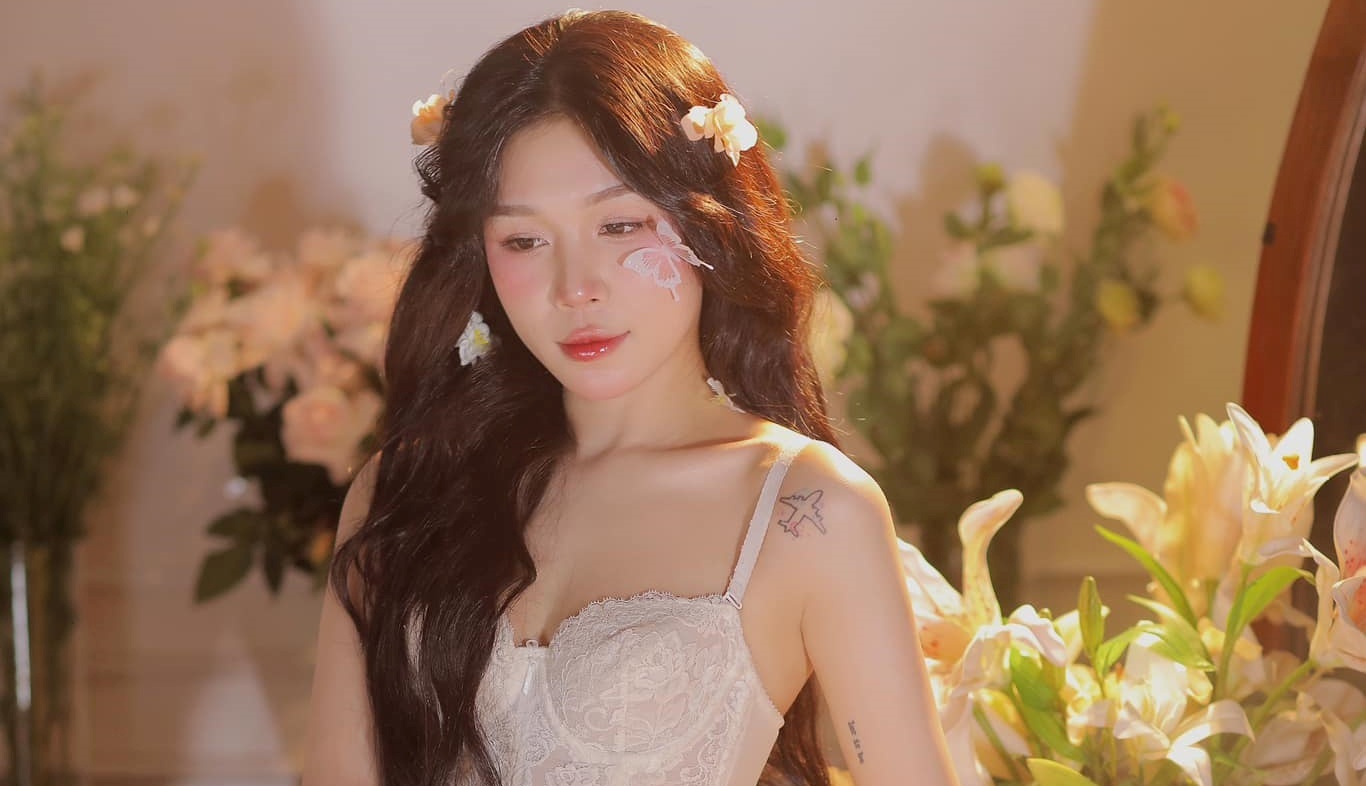 Hot girl dau kiem khoe anh goi cam don sinh nhat hinh anh