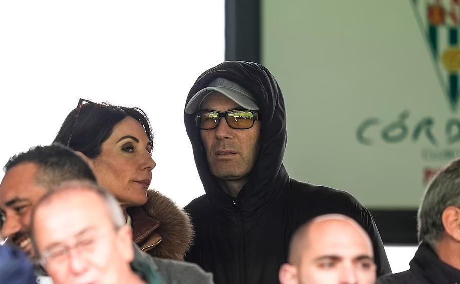 Zidane chung kien con trai thung luoi 5 ban hinh anh