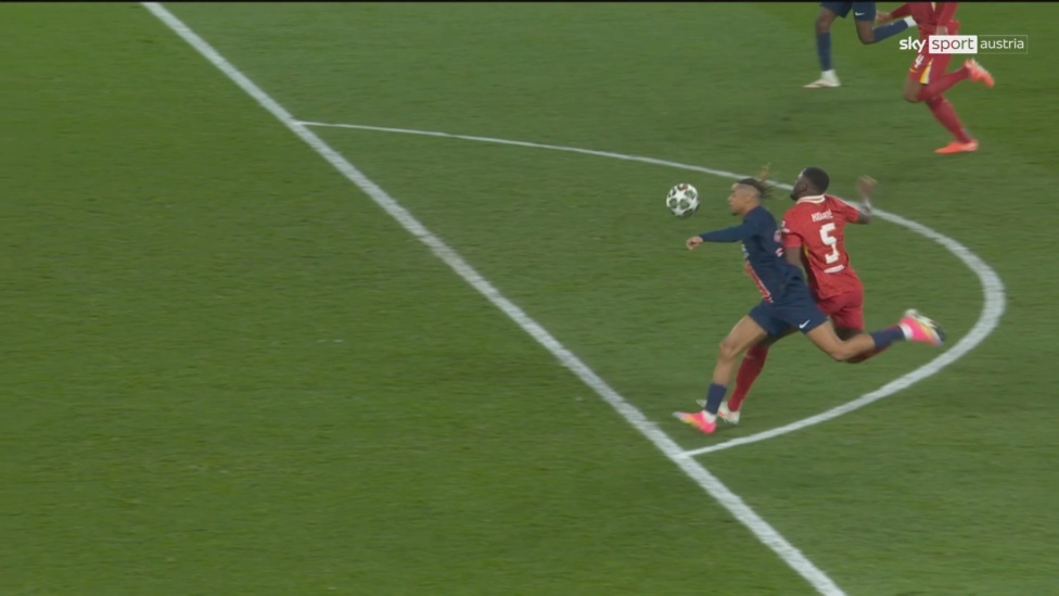 Quyet dinh gay tranh cai o tran PSG - Liverpool hinh anh