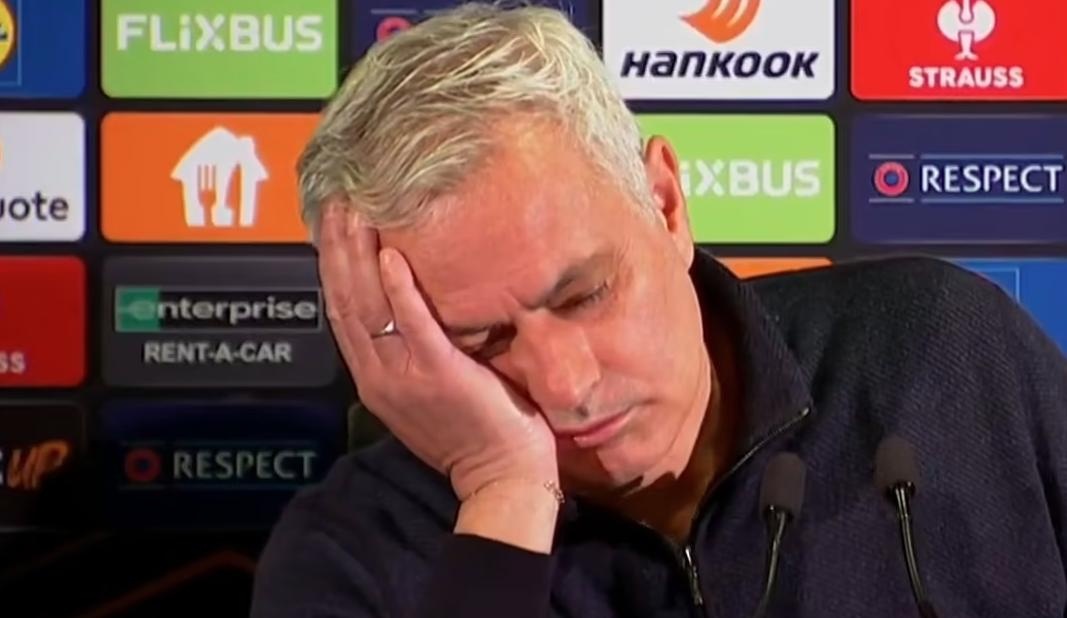 Mourinho gia vo ngu khi phong vien dat cau hoi hinh anh