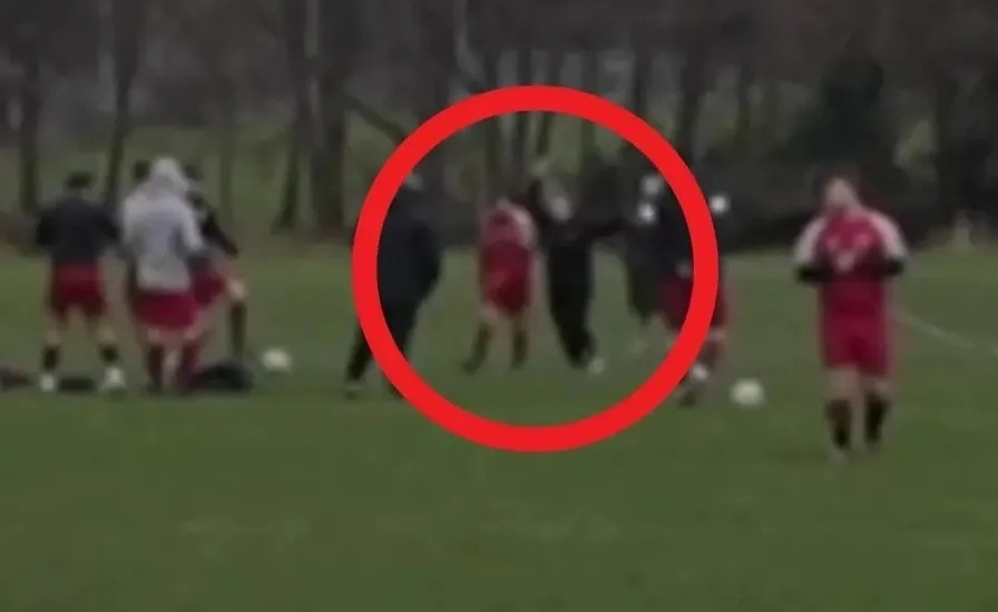 Cau thu bi vo danh tren san vi ngoai tinh hinh anh