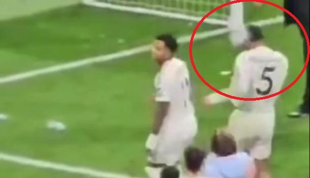 Bellingham danh dau khi bi nem chai nuoc hinh anh