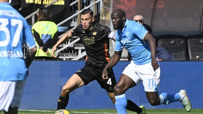 Trung ve Indonesia khien Napoli bat luc hinh anh