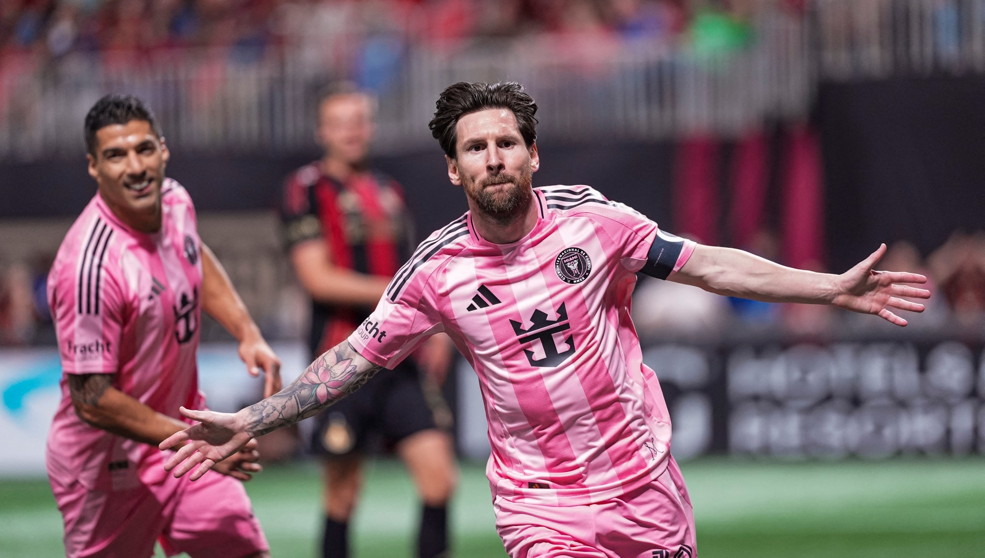 Messi cuop bong roi ghi sieu pham hinh anh