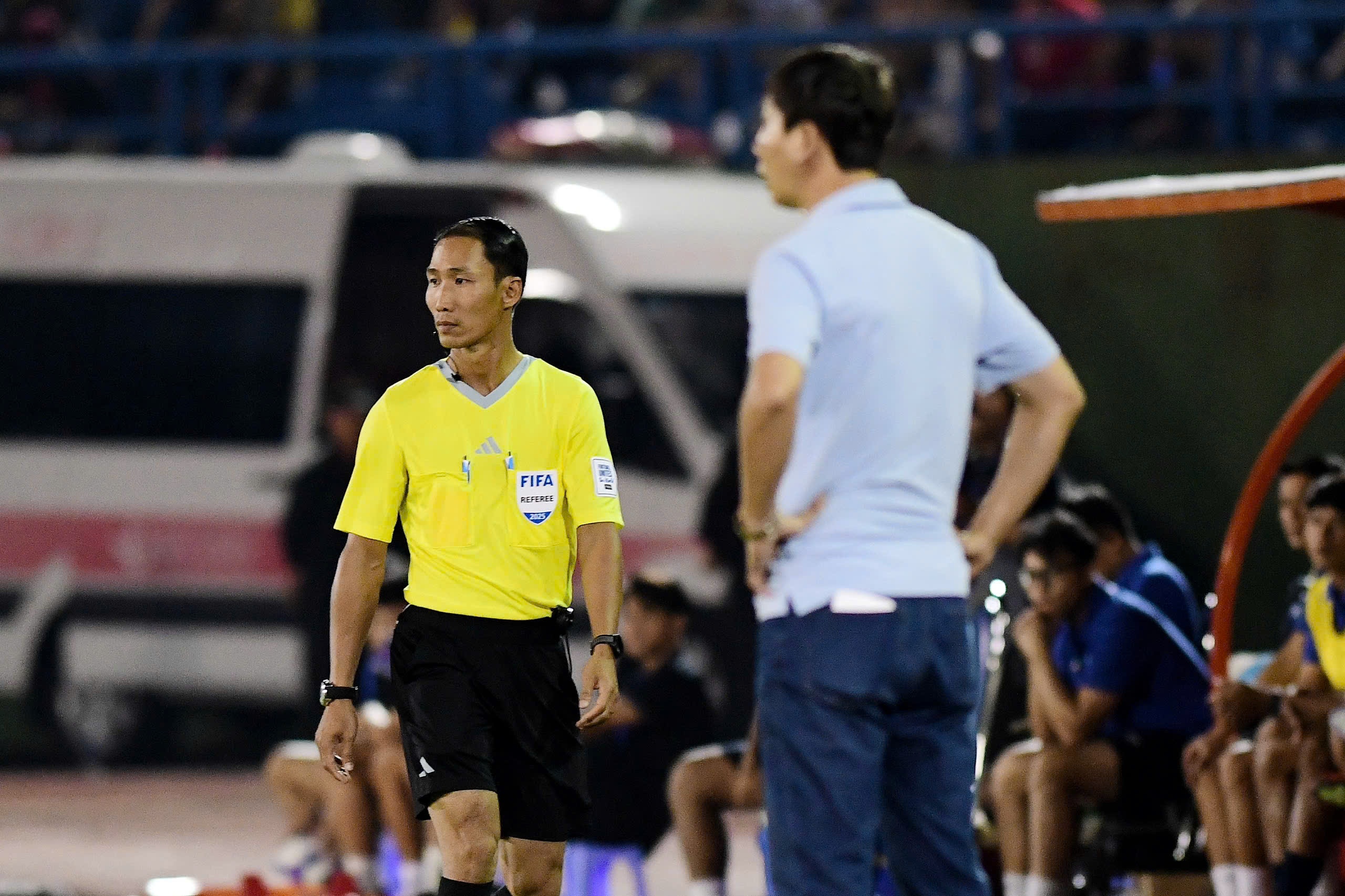 Trong tai bi ky luat van bat tran tuyen Viet Nam - Campuchia hinh anh