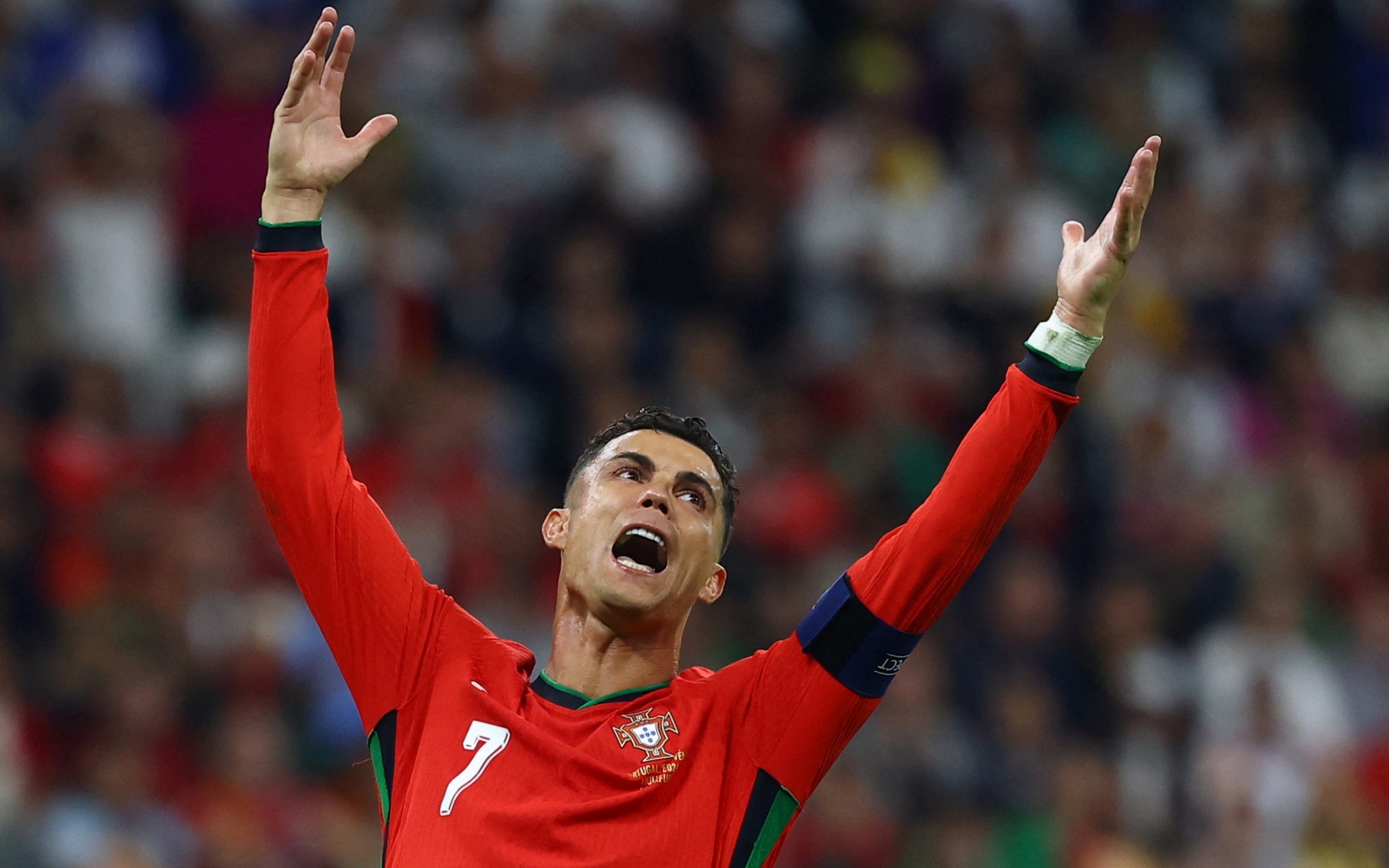 Ai dam gach ten Ronaldo? hinh anh