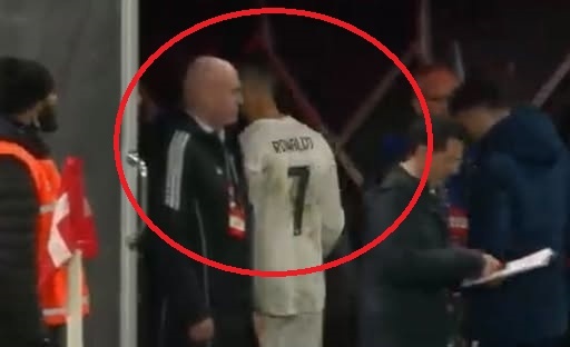 Ronaldo bo vao duong ham hinh anh