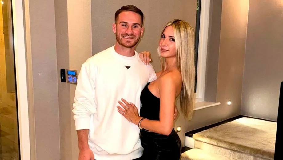 Mac Allister co con voi ban than nguoi yeu cu hinh anh