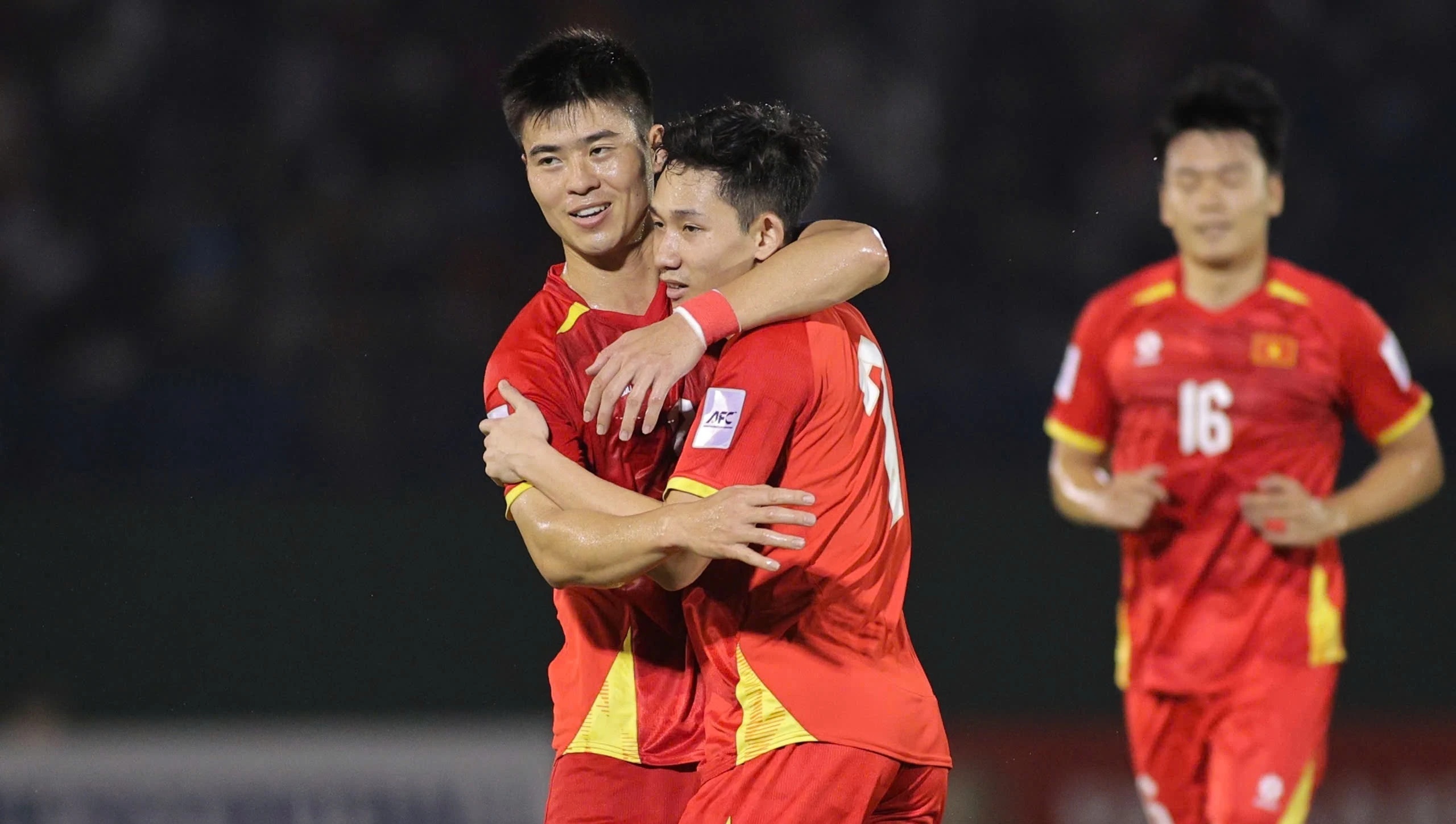 Tuyen Viet Nam lien tiep thang hang FIFA hinh anh