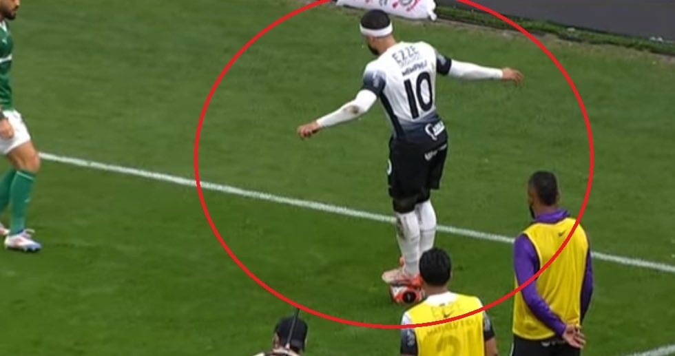 Depay cham ngoi au da o tran chung ket co 4 the do, 13 the vang hinh anh