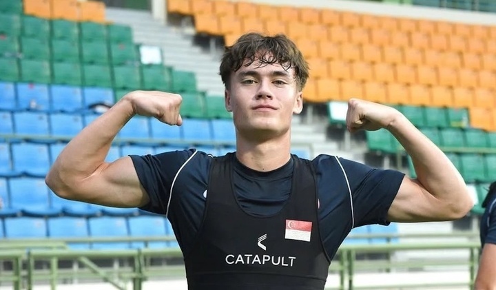 Tuyen thu Singapore sang chau Au thi dau hinh anh