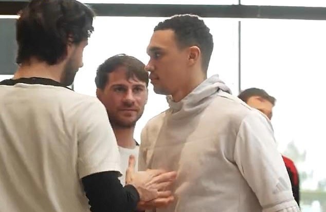 Alexander-Arnold bi lanh nhat o Liverpool hinh anh