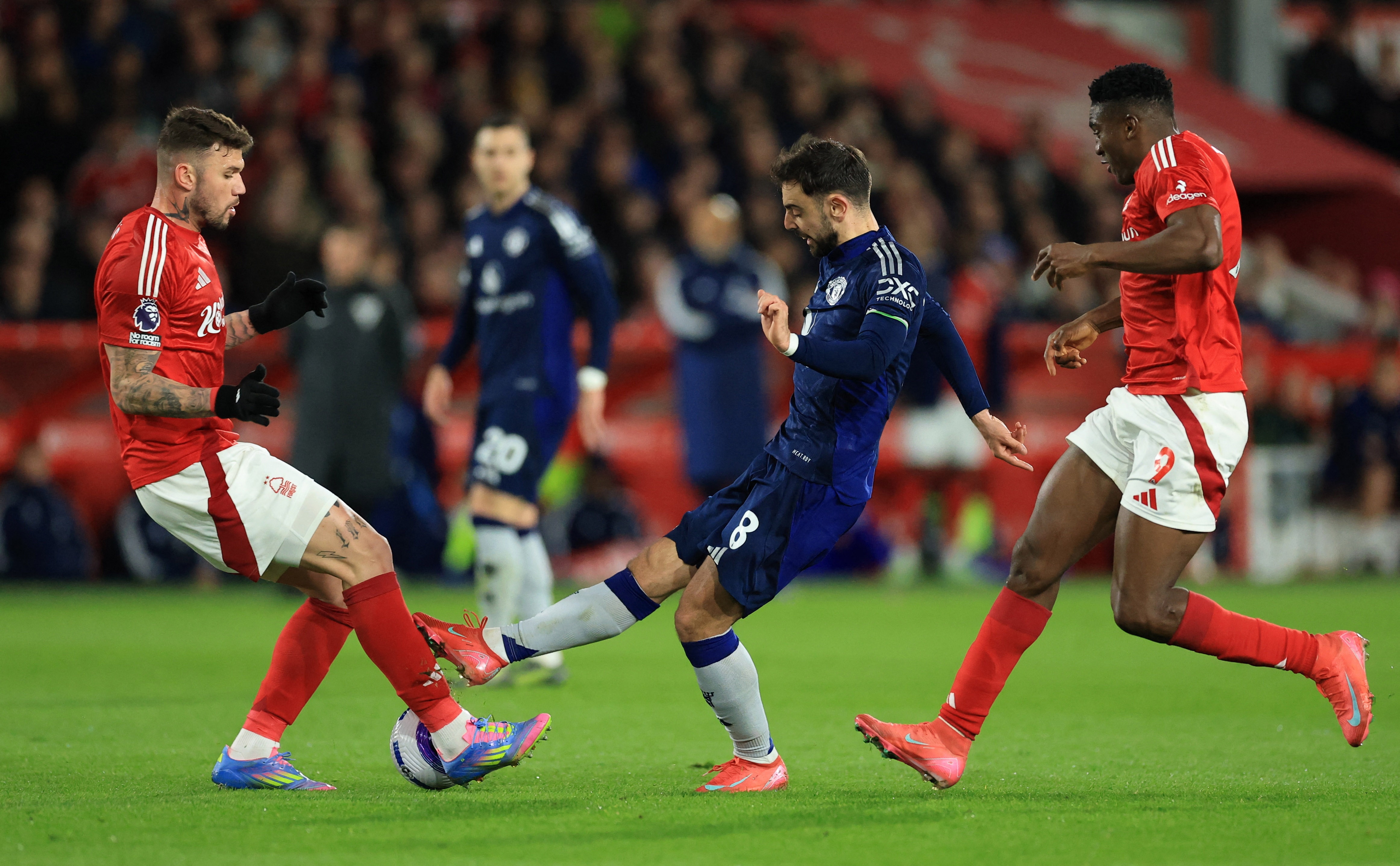 Fernandes cham moc ra san cua Shaw du toi sau 6 nam hinh anh