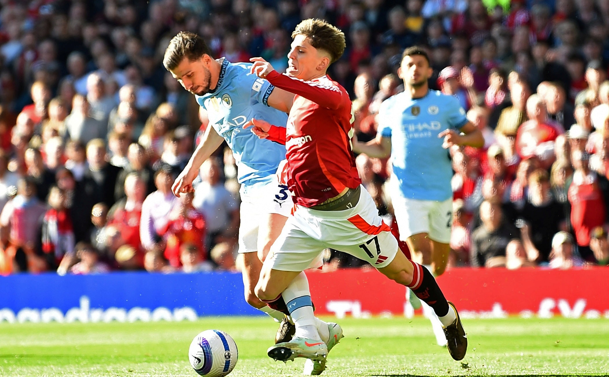 Tam the nhanh ky luc o derby Manchester hinh anh