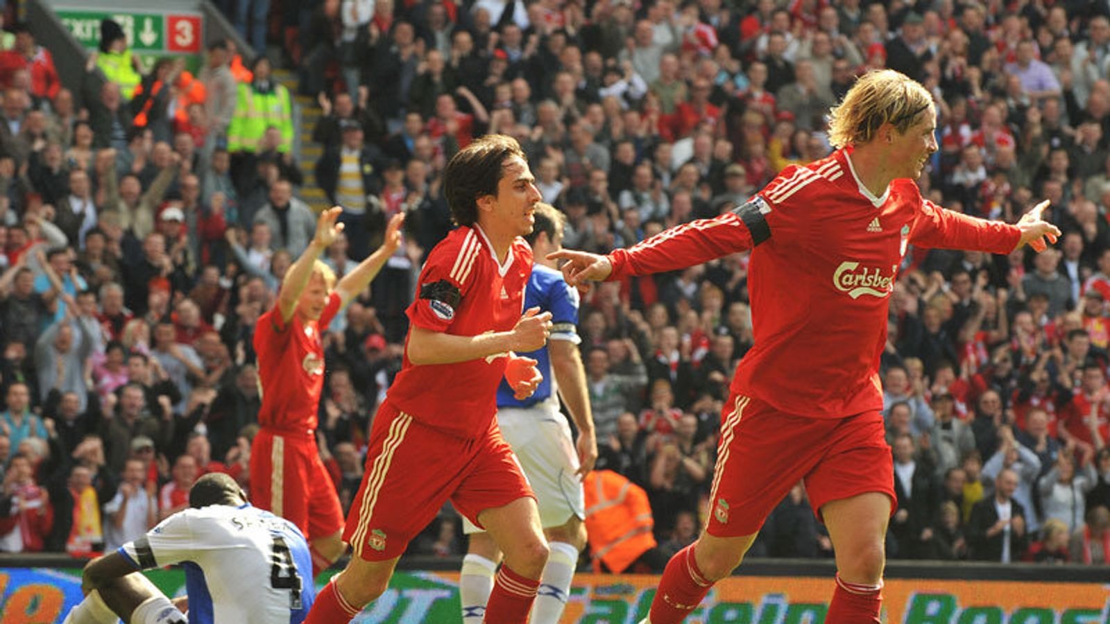 Cuu sao Liverpool bi nem luu dan hinh anh