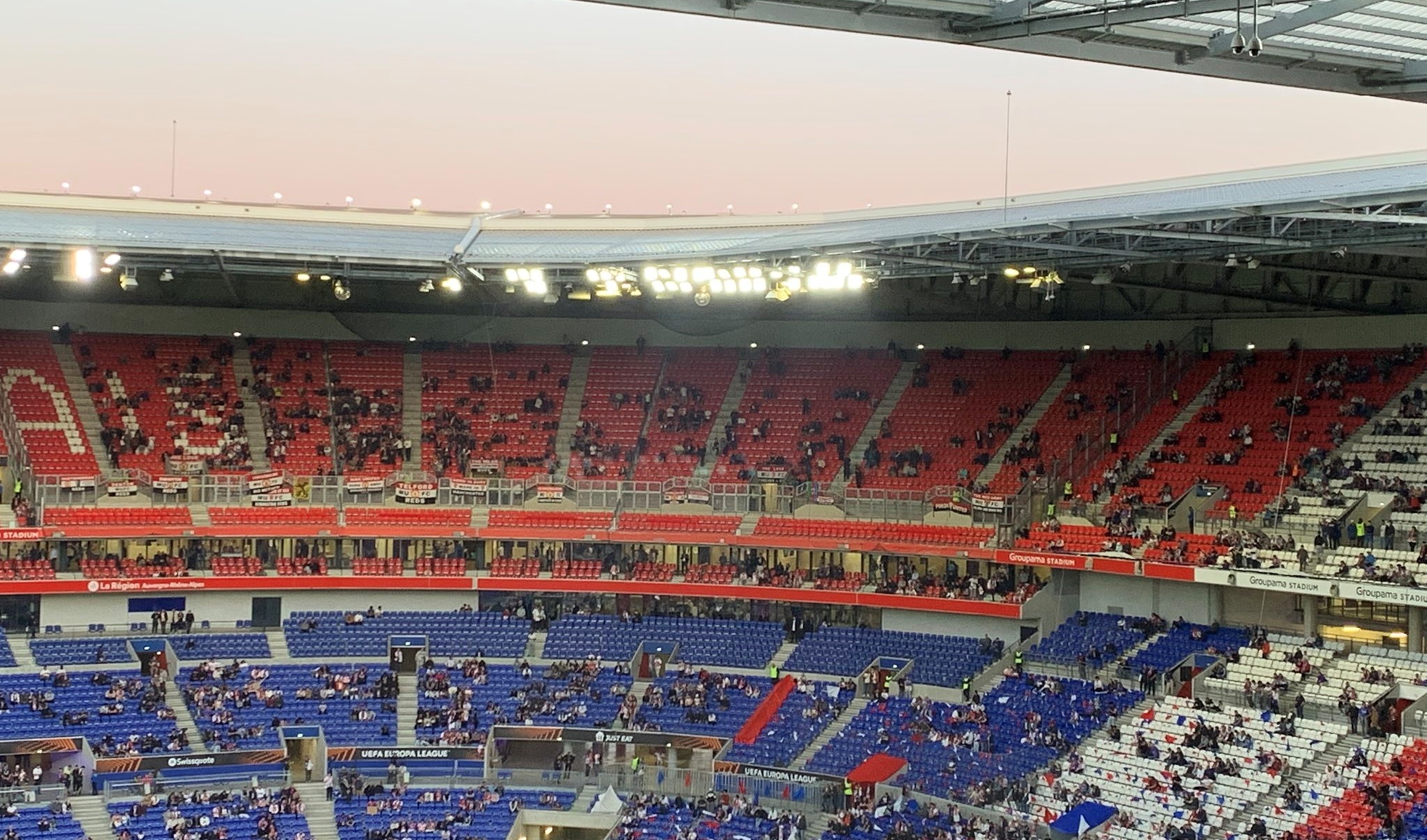 Su co khien CDV MU khon don o Lyon hinh anh