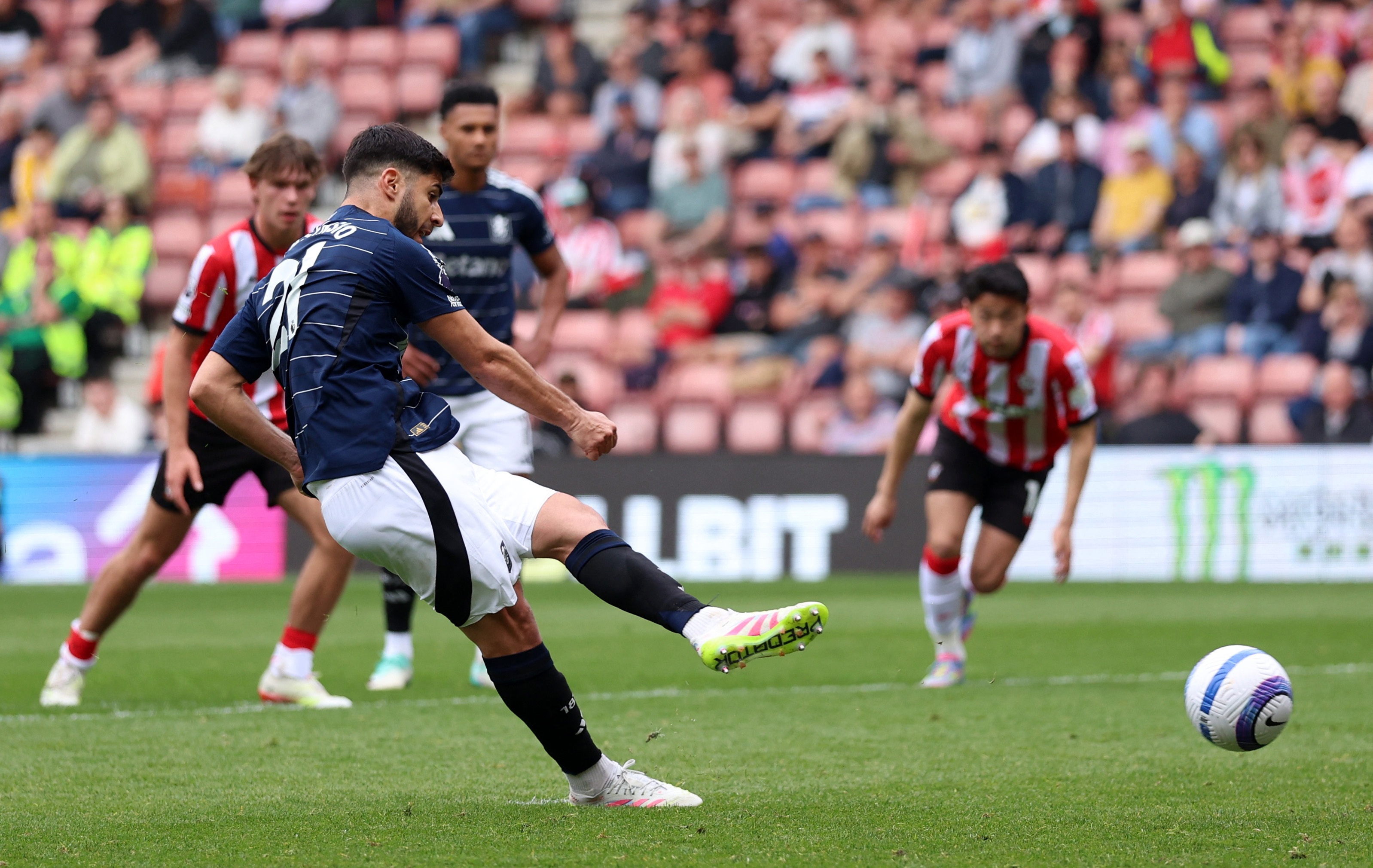 Asensio sut hong 2 qua 11 met lien tiep hinh anh