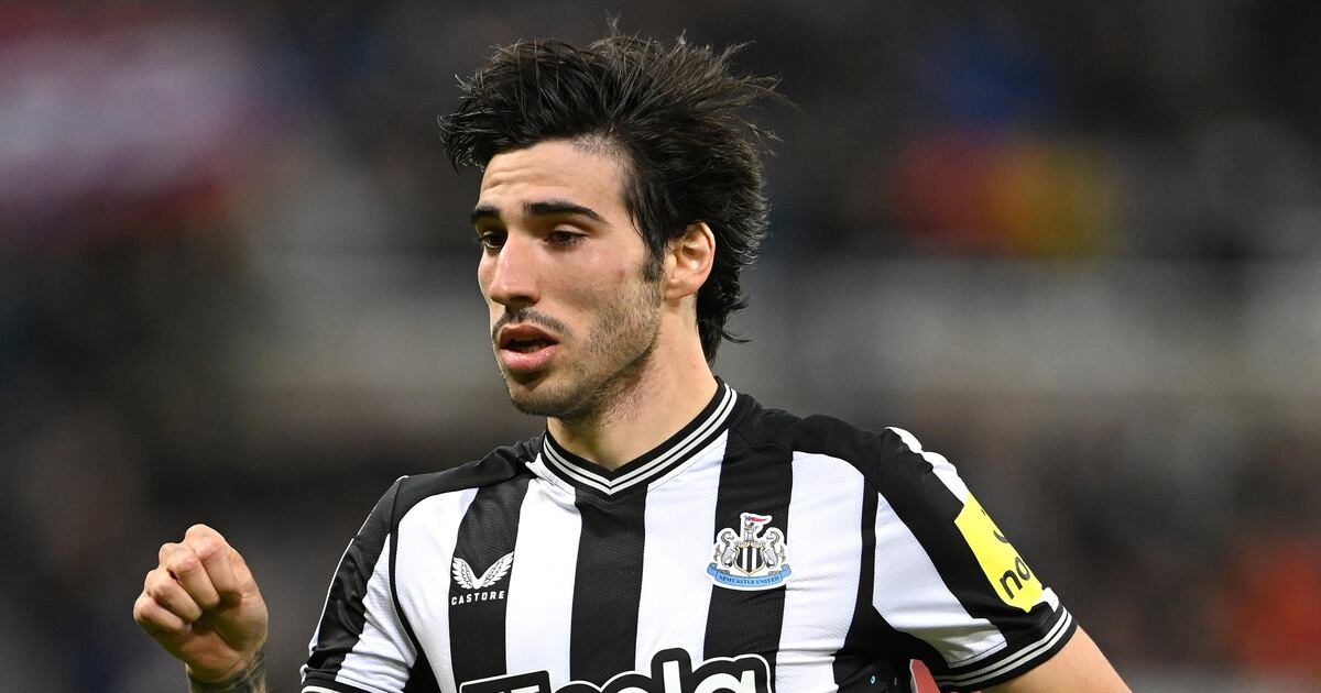 Manh moi moi tu Tonali trong be boi ca cuoc tai Italy hinh anh