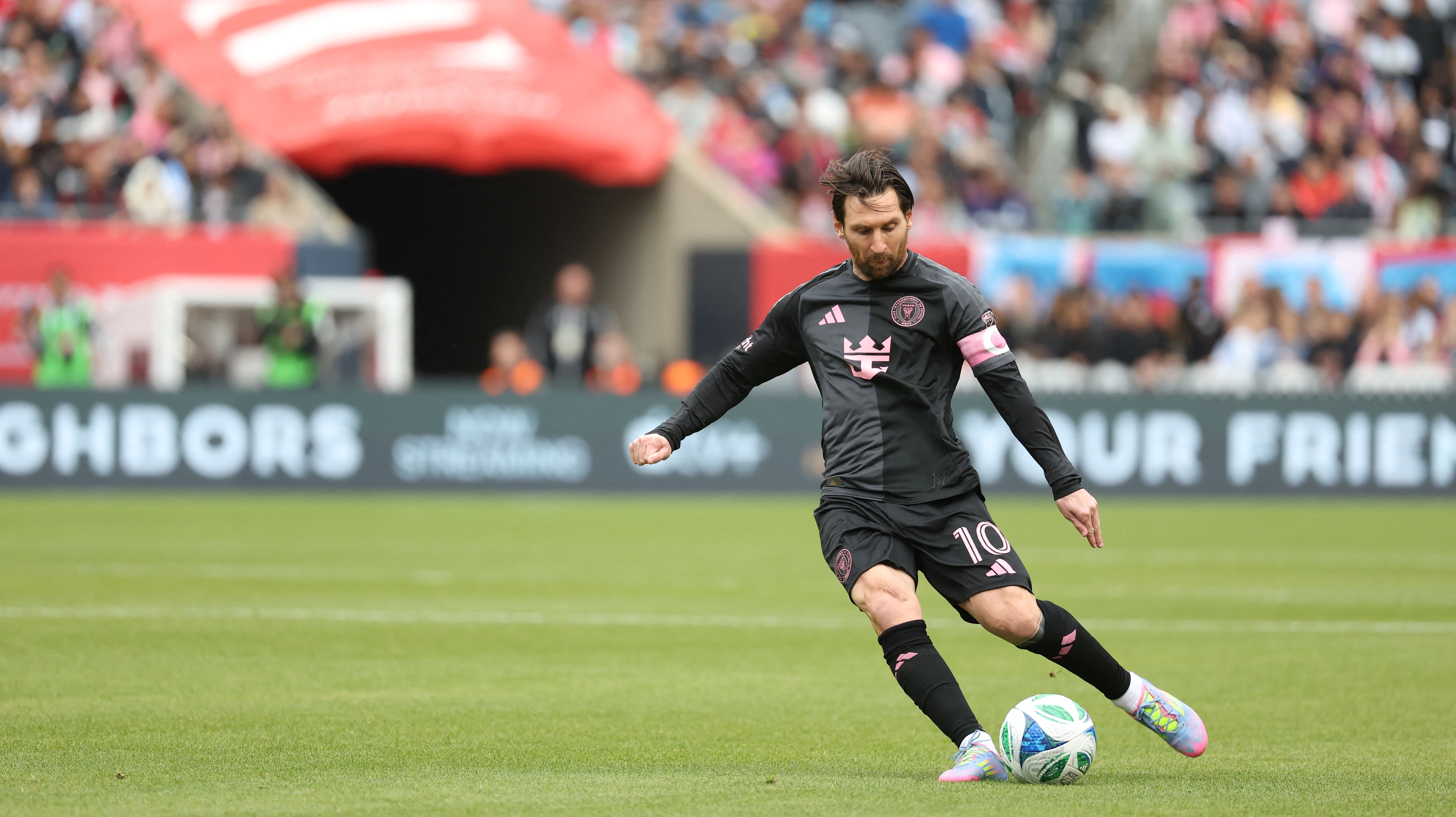 Messi 2 lan sut doi xa trong tran cau lich su hinh anh