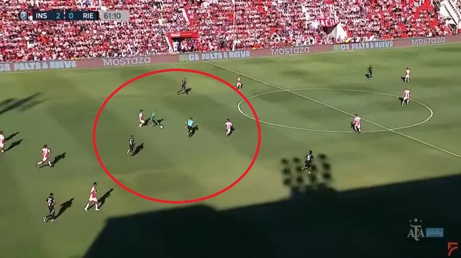 Thu mon dat bong len giua san, roi bieu ban thang cho doi thu hinh anh