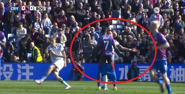 Cau thu Premier League bi keo tut quan hinh anh