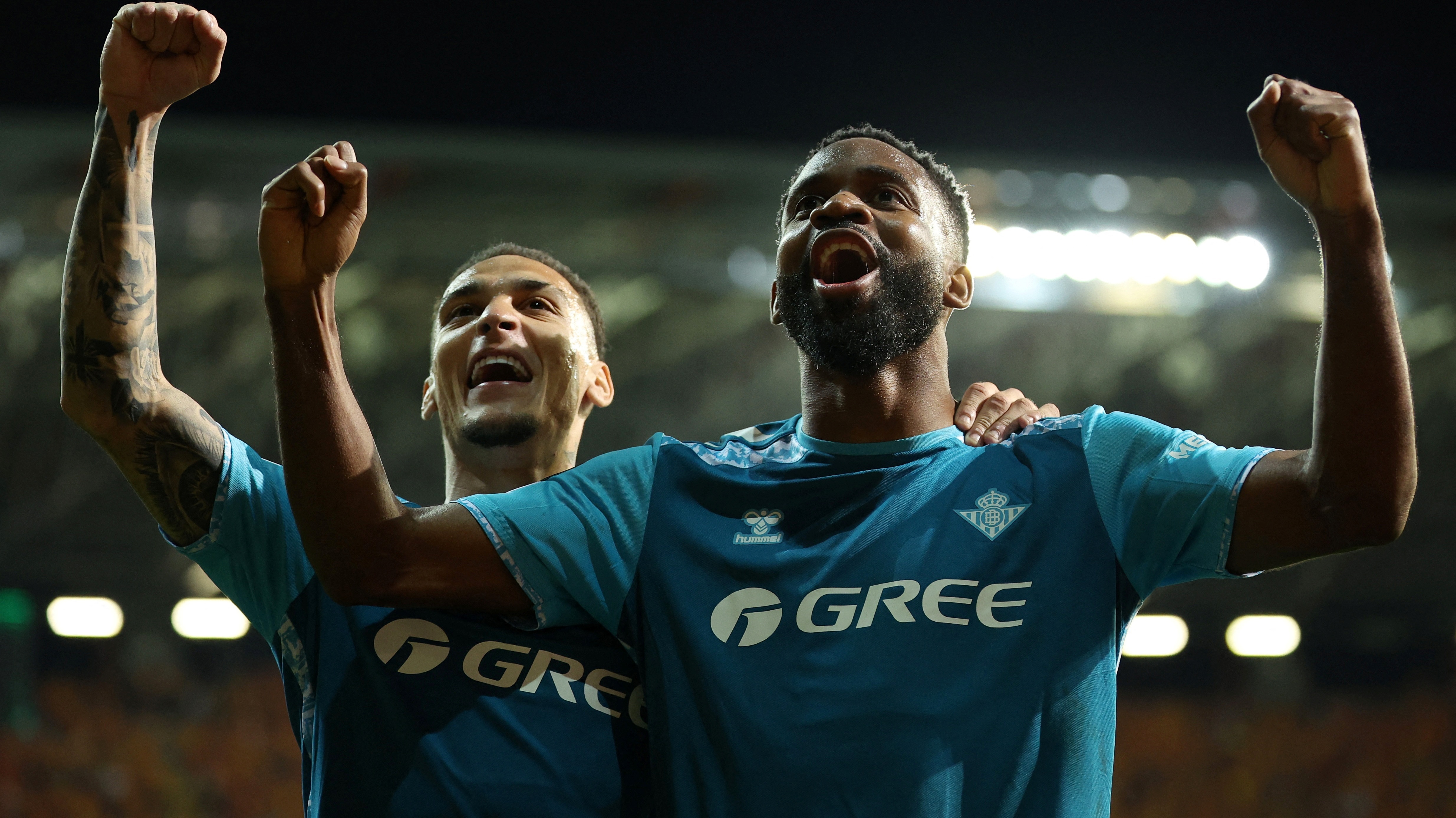 Antony giup Betis bay cao hinh anh