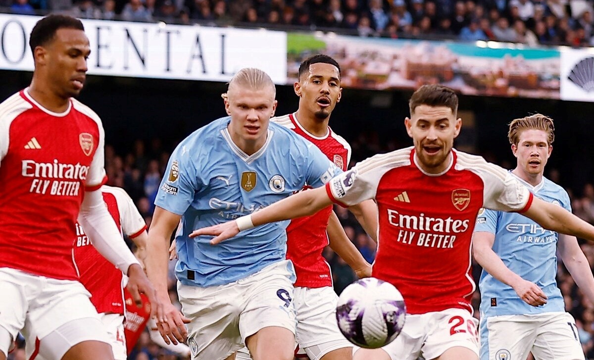 Cau thu dau tien chia tay Arsenal hinh anh