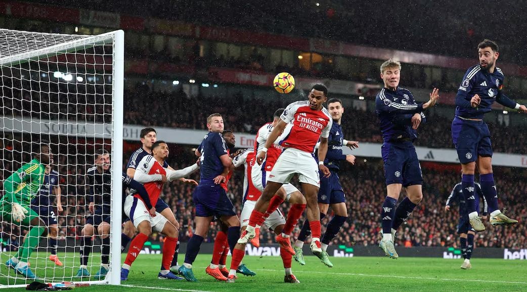 Arsenal van kem MU tren BXH UEFA hinh anh