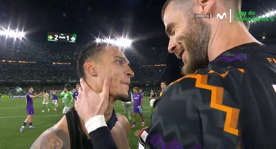 De Gea ngo ngang voi Antony hinh anh