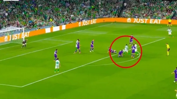 Doi thu nga mu truoc Antony hinh anh