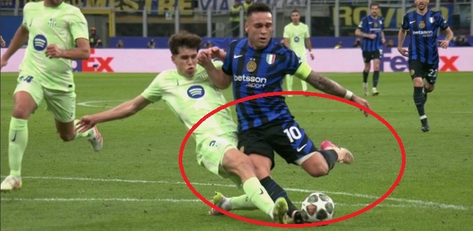 Barca co bi thoi oan penalty truoc Inter? hinh anh