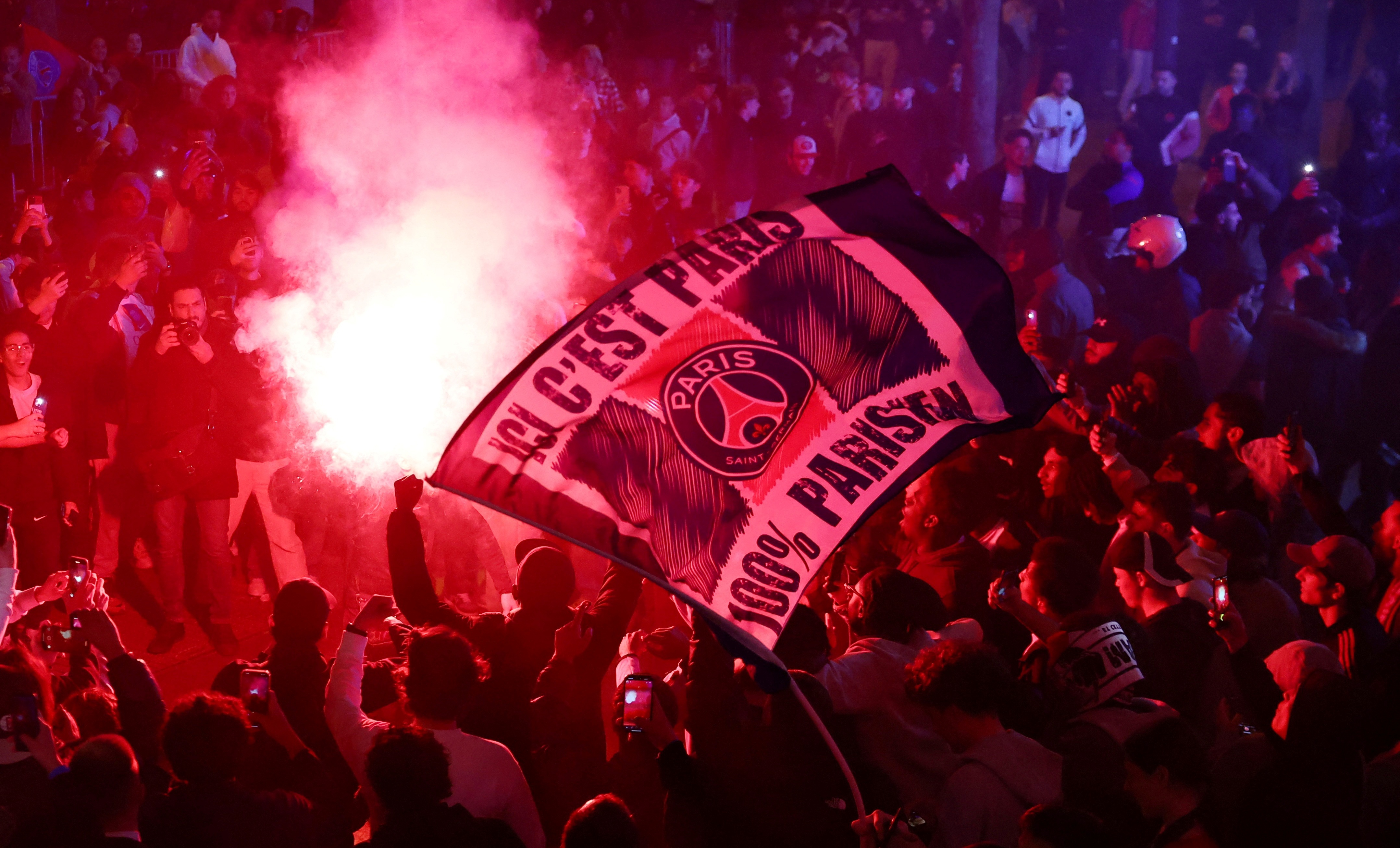 Bao loan sau tran PSG thang Arsenal, canh sat bat giu 44 nguoi hinh anh