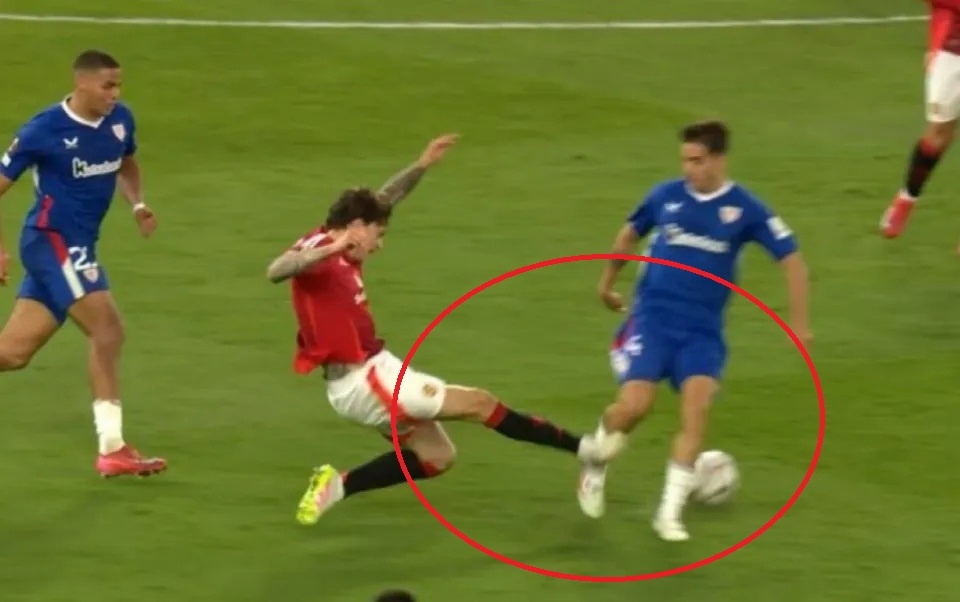 Pha bong tho bao cua cau thu MU gay buc xuc hinh anh