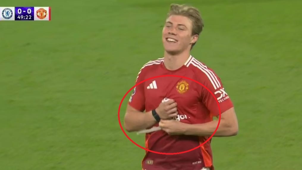 Hojlund deo dong ho thong minh thi dau hinh anh