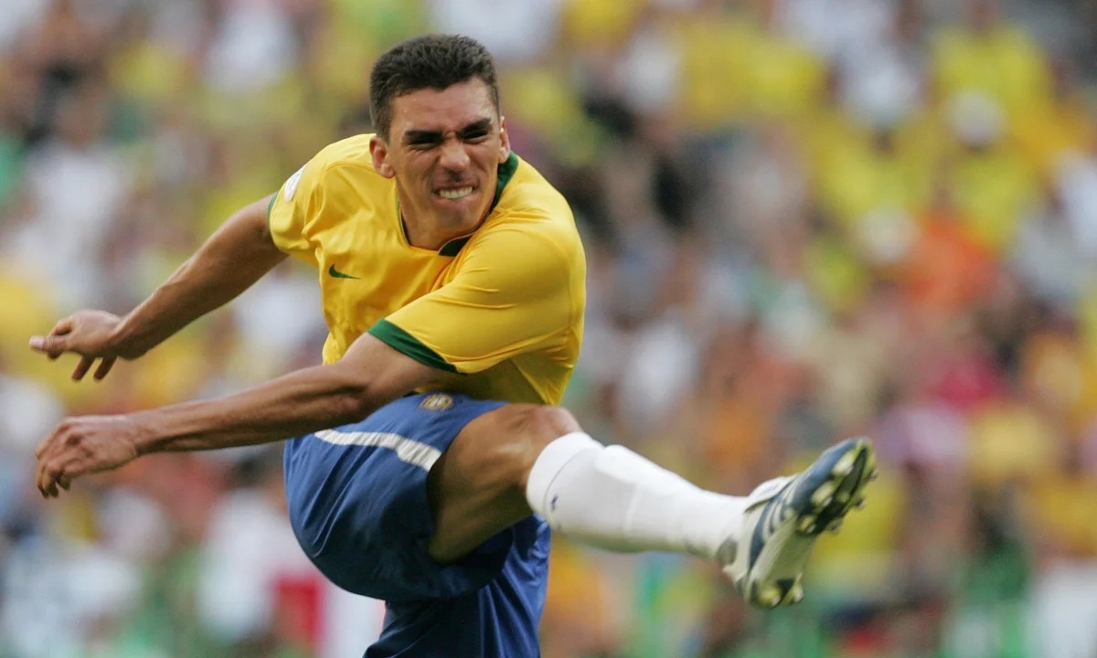 Huyen thoai bong da Brazil bi bong nang hinh anh