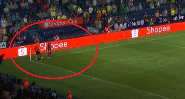 Tro ly HLV Buriram nhan the do vi pha bong xau xi hinh anh