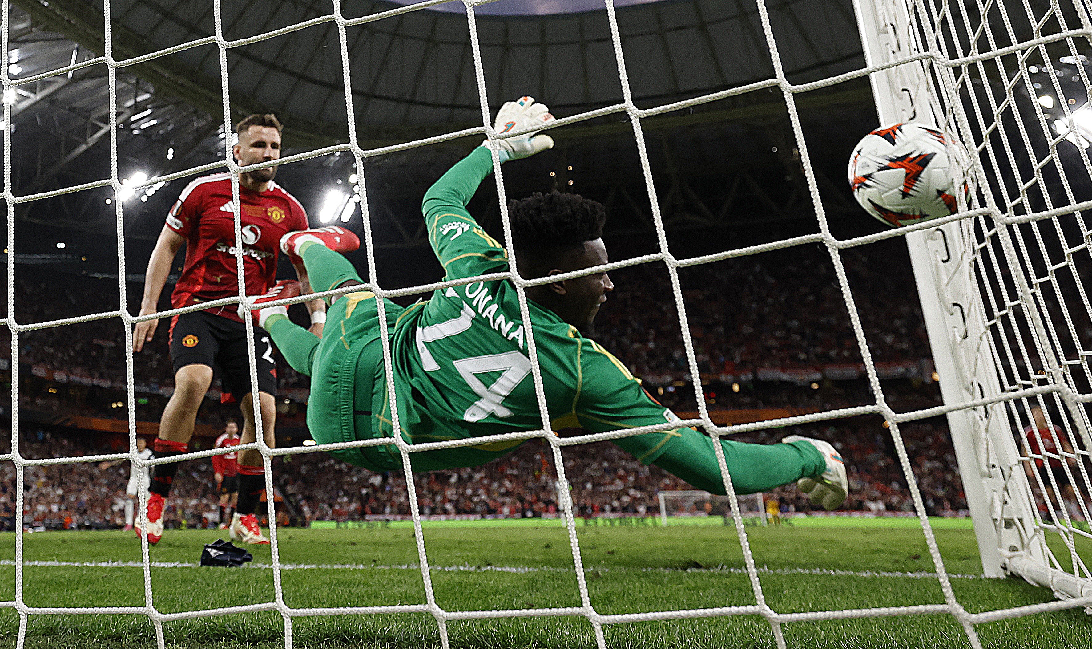 Fan MU noi gian, doi loai bo 4 cau thu sau chung ket Europa League hinh anh