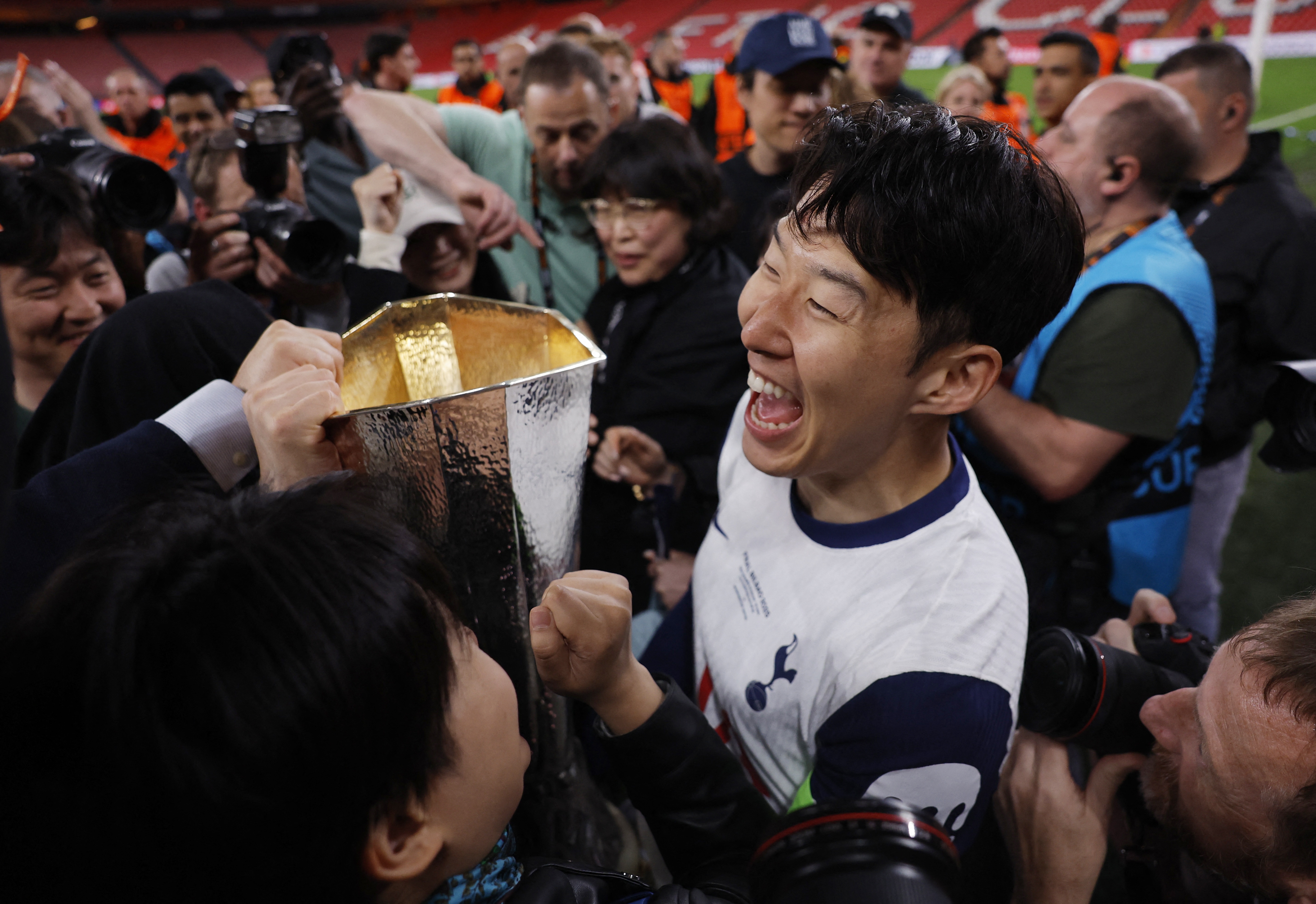 Ly do Son khong co huy chuong Europa League hinh anh