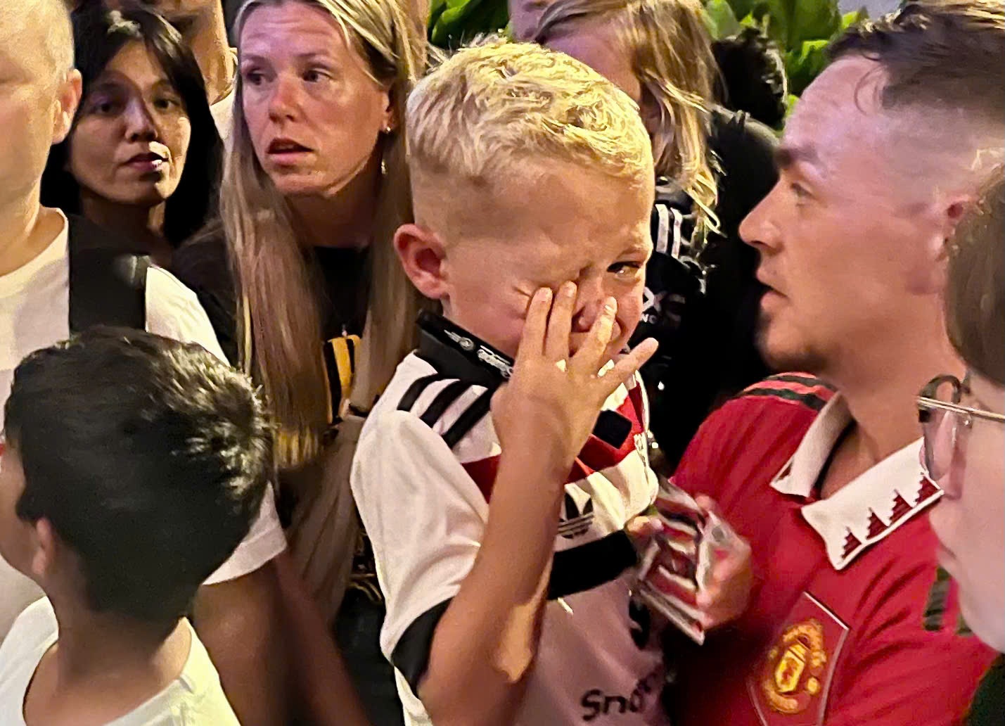 Fan nhi khoc nuc no vi khong xin duoc chu ky Garnacho hinh anh