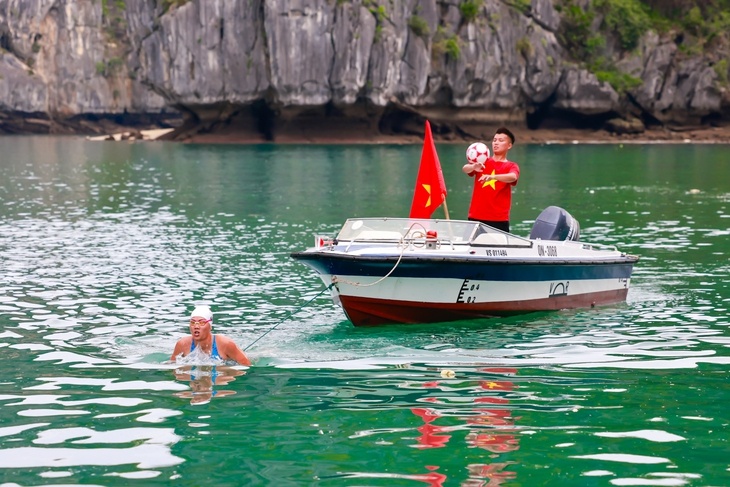 Anh Vien boi keo ca no hon 1 km hinh anh