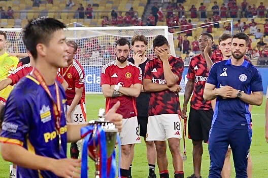 Hinh anh gay sot cua Duy Manh truoc dan sao MU hinh anh