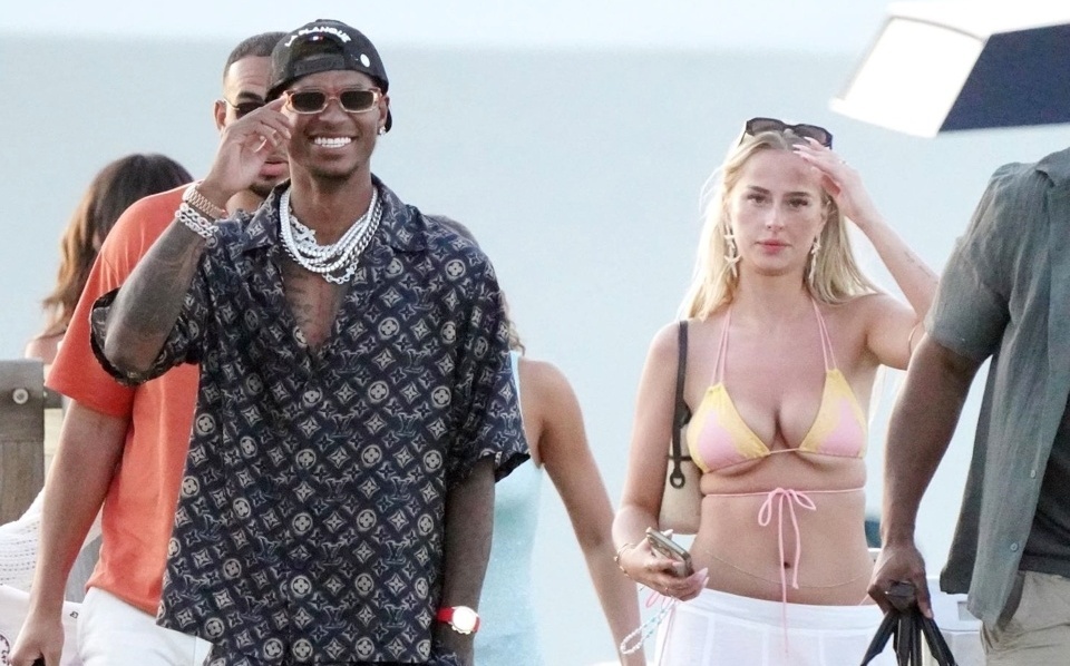 Rashford xuat hien ben co gai toc vang bi an hinh anh