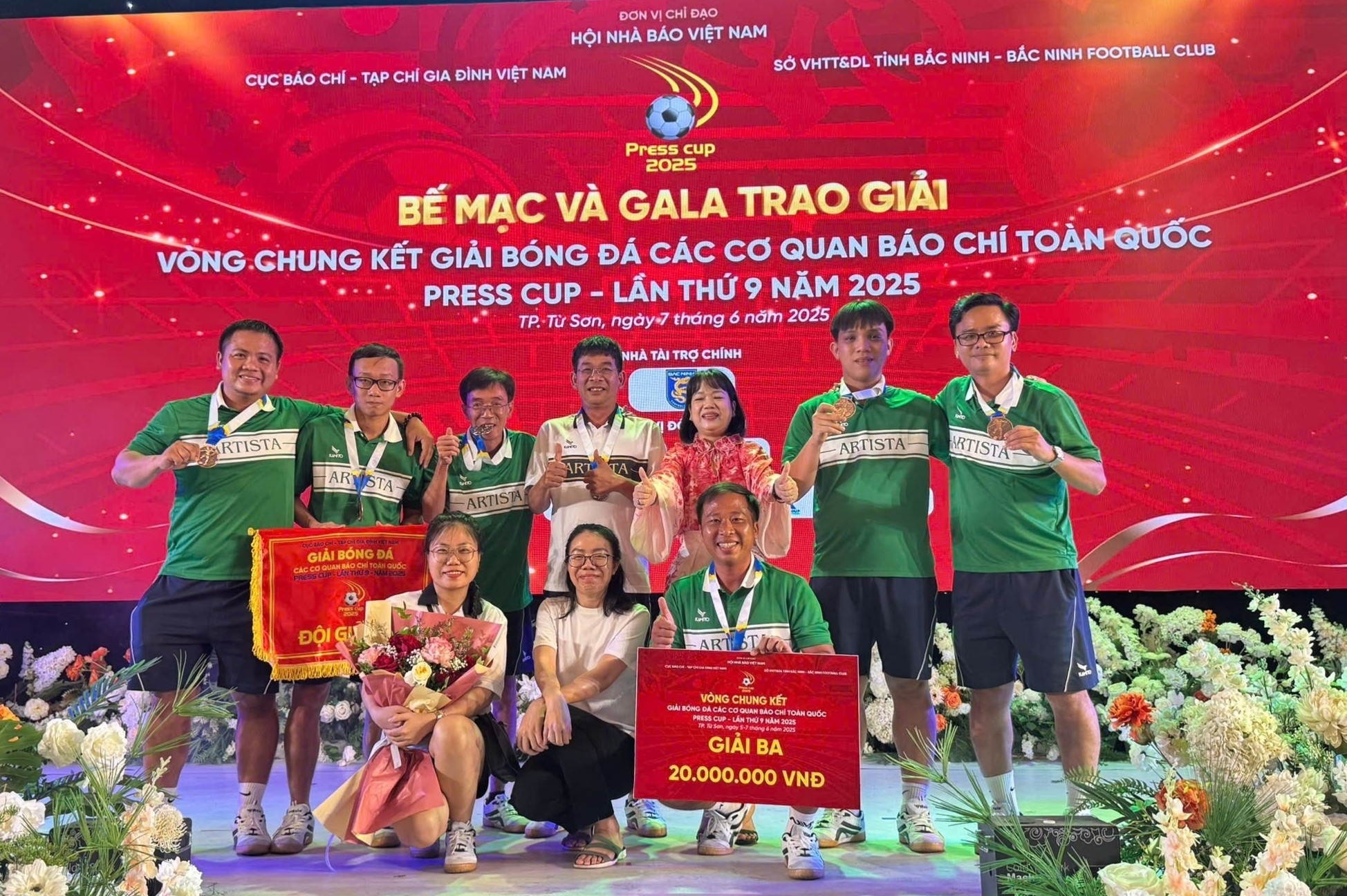 Lien quan Phap Luat TP.HCM - Znews gianh hang 3 Press Cup 2025 hinh anh