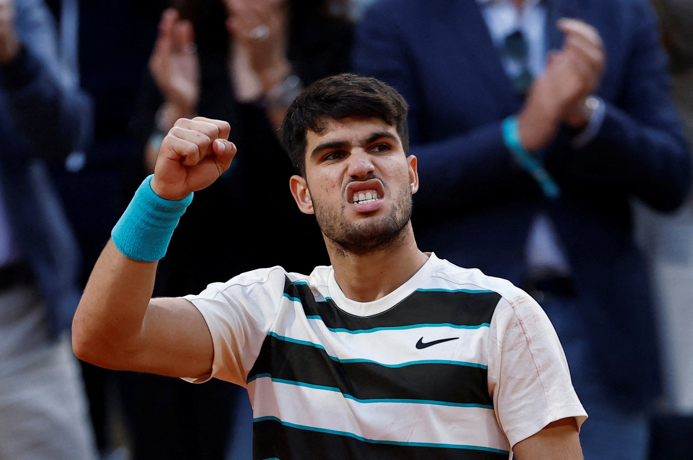 Carlos Alcaraz vo dich Roland Garros 2025 sau man nguoc dong dien ro hinh anh