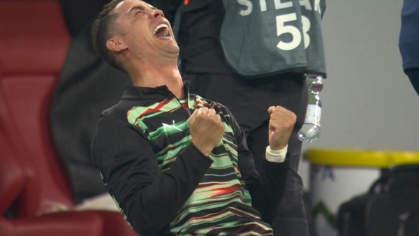 Ronaldo khoc o loat sut luan luu hinh anh