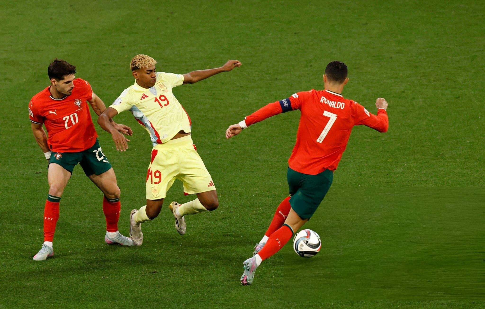 Ronaldo 2 lan cuop bong trong chan Yamal hinh anh