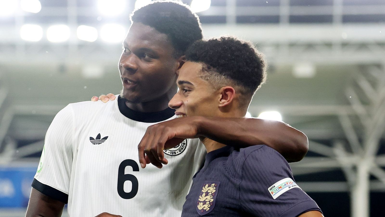 U19 Anh ghi 4 ban trong 11 phut, thoat hiem ngoan muc truoc Duc hinh anh