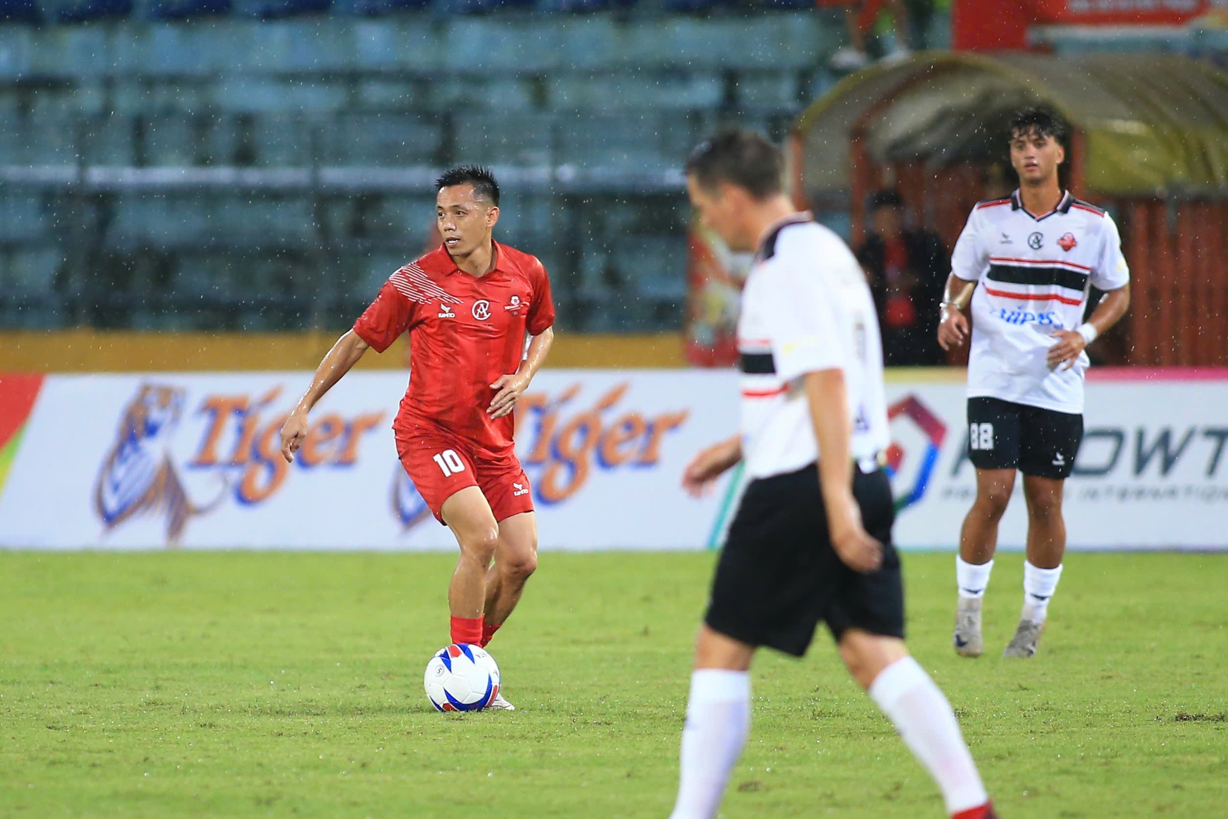 Van Quyet giup Viet Nam All Stars thang nguoc Manchester Red hinh anh