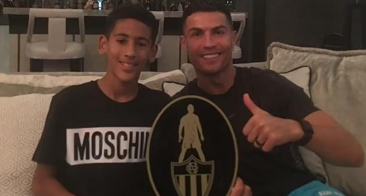 MU trao so ao lich su cho 'Kid Messi' hinh anh